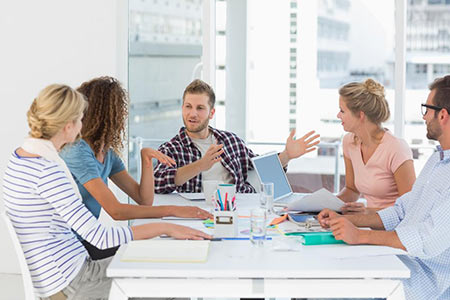 Gruppendiskussion_Focus_Group_Fokusgruppe_Mitmachen_Marktforschung_Geld_Verdienen_Stuttgart_Berlin_Hamburg_Koeln_Muenchen_Karlsruhe_Leonberg Menschen diskutieren im Büro